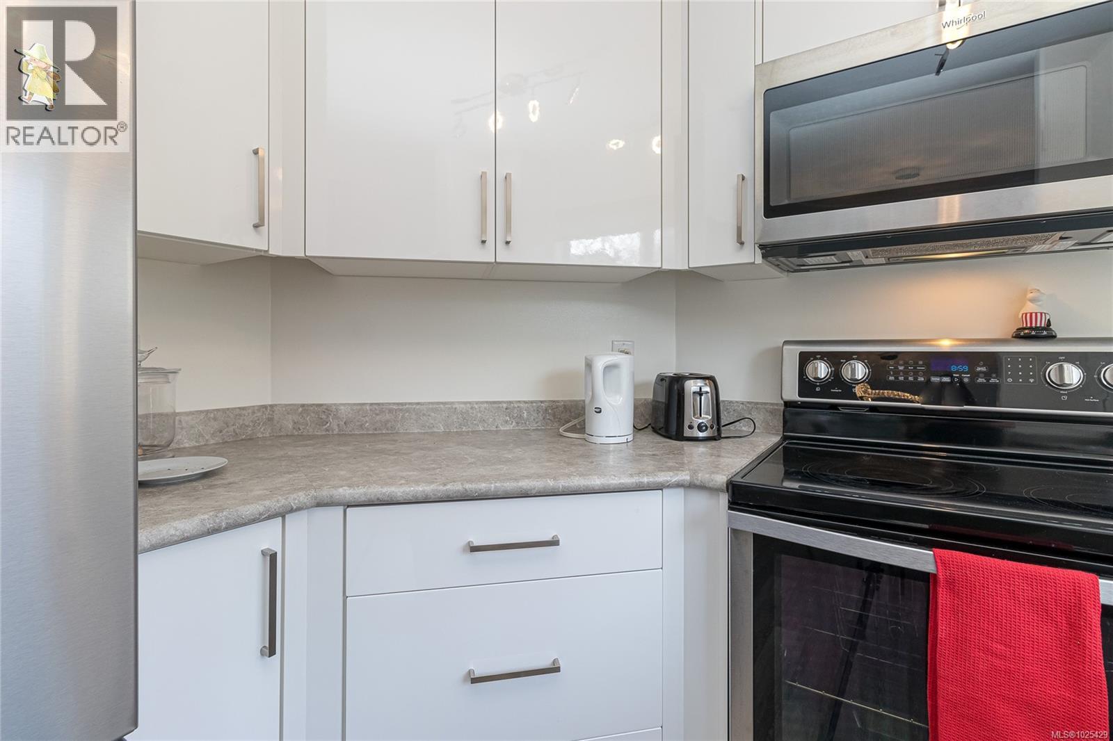 102 3133 Tillicum Road, Saanich