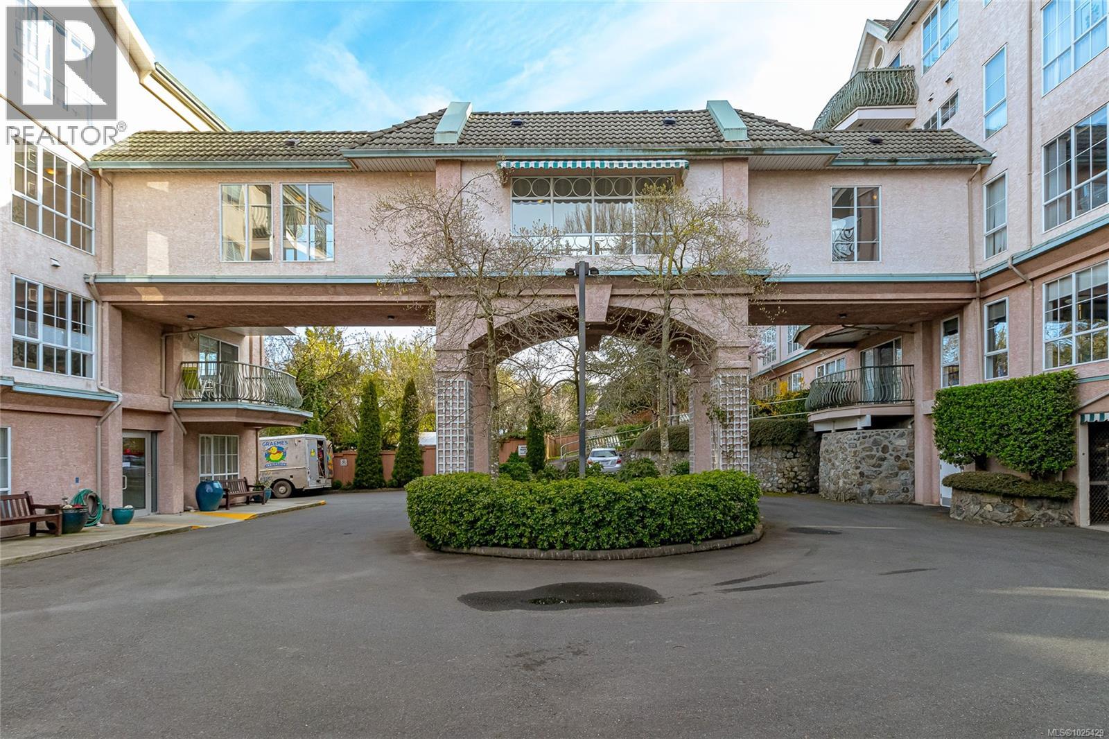 102 3133 Tillicum Road, Saanich