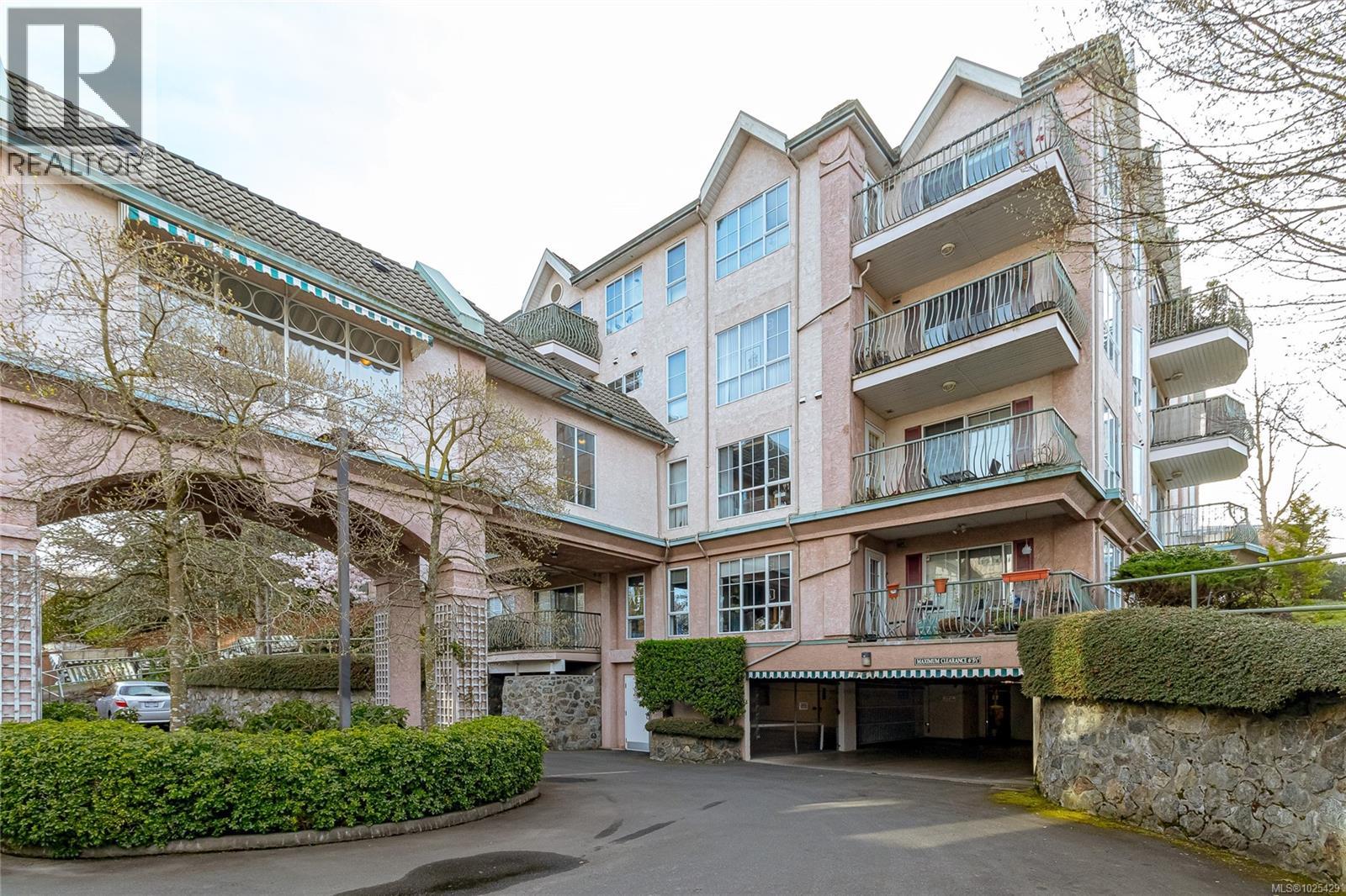 102 3133 Tillicum Road, Saanich