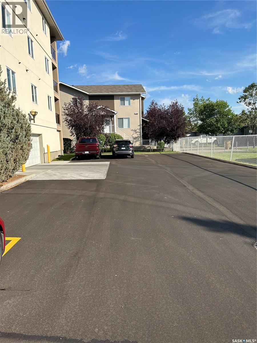 Single Family House High rise for Sale in   Renfrew CRESCENT E Regina 