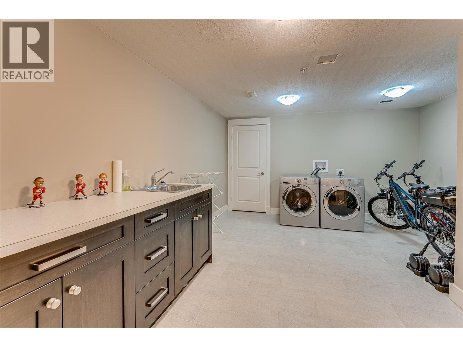 8844 Hampshire Crescent, Vernon