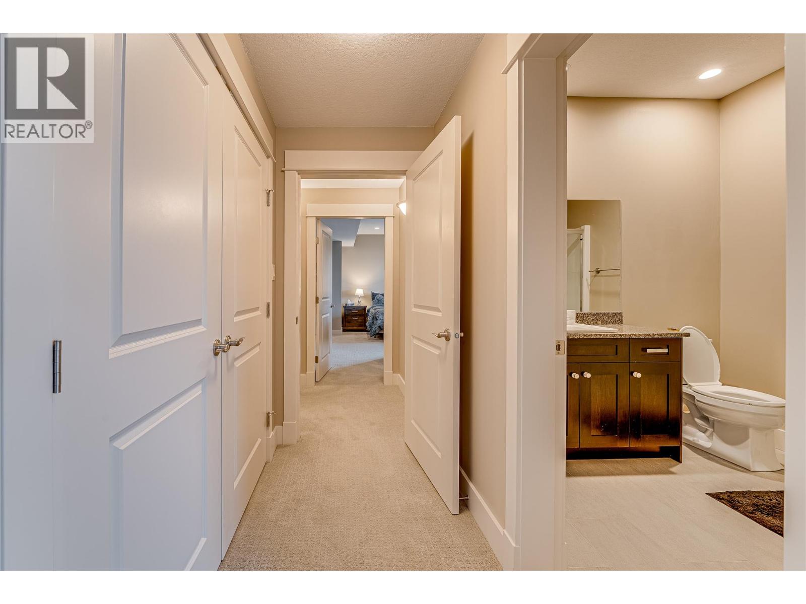 8844 Hampshire Crescent - 34