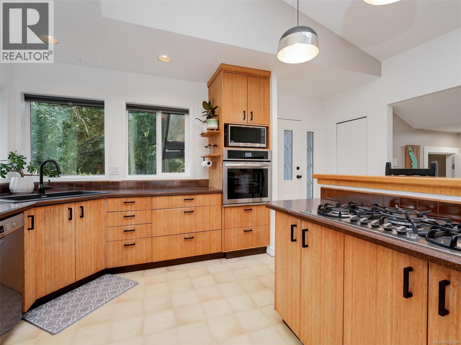 275 Moss Hill Pl, Metchosin