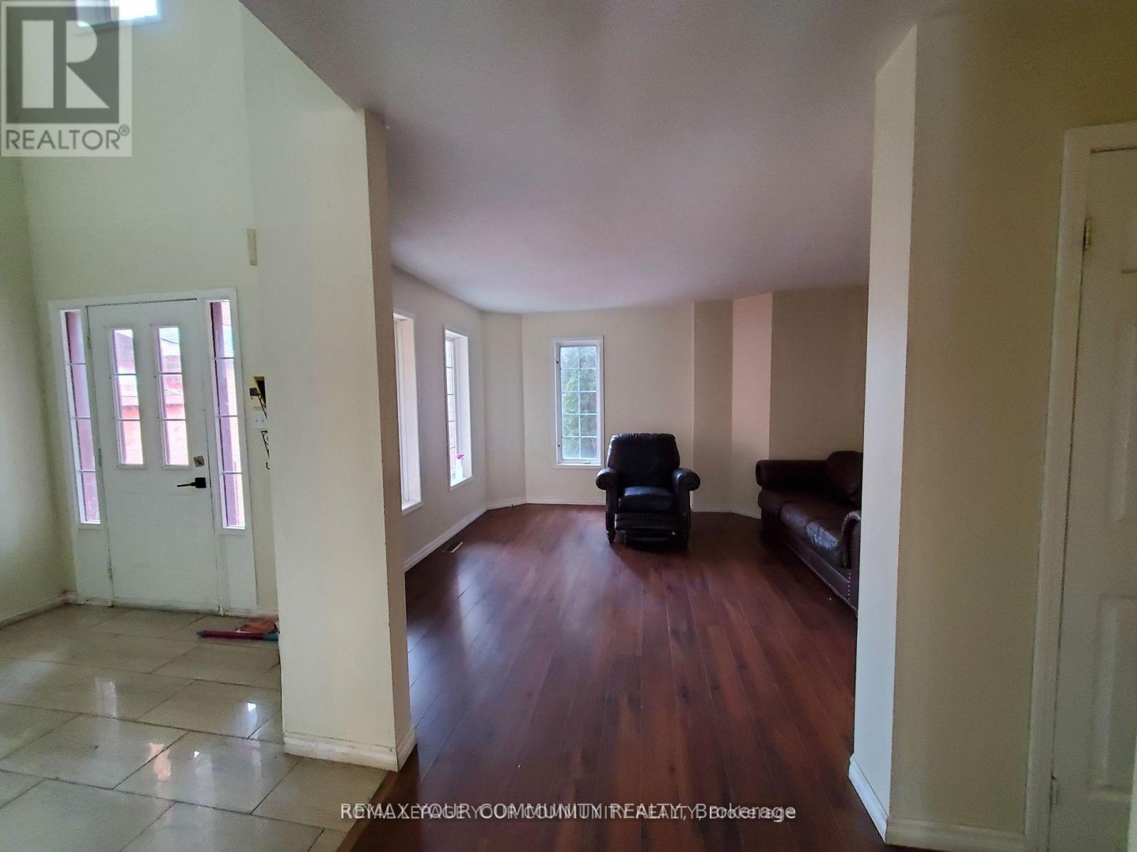 156 LOON AVENUE - 3