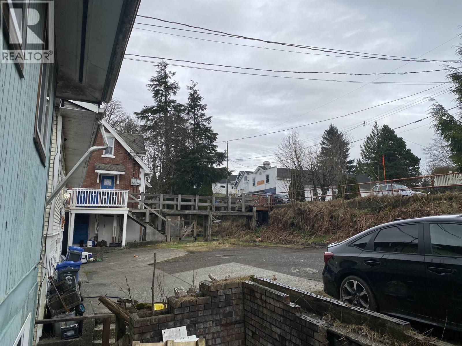 133-135 E 4TH AVENUE