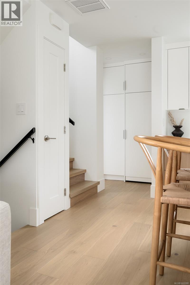 1 2268 Bowker Ave, Oak Bay