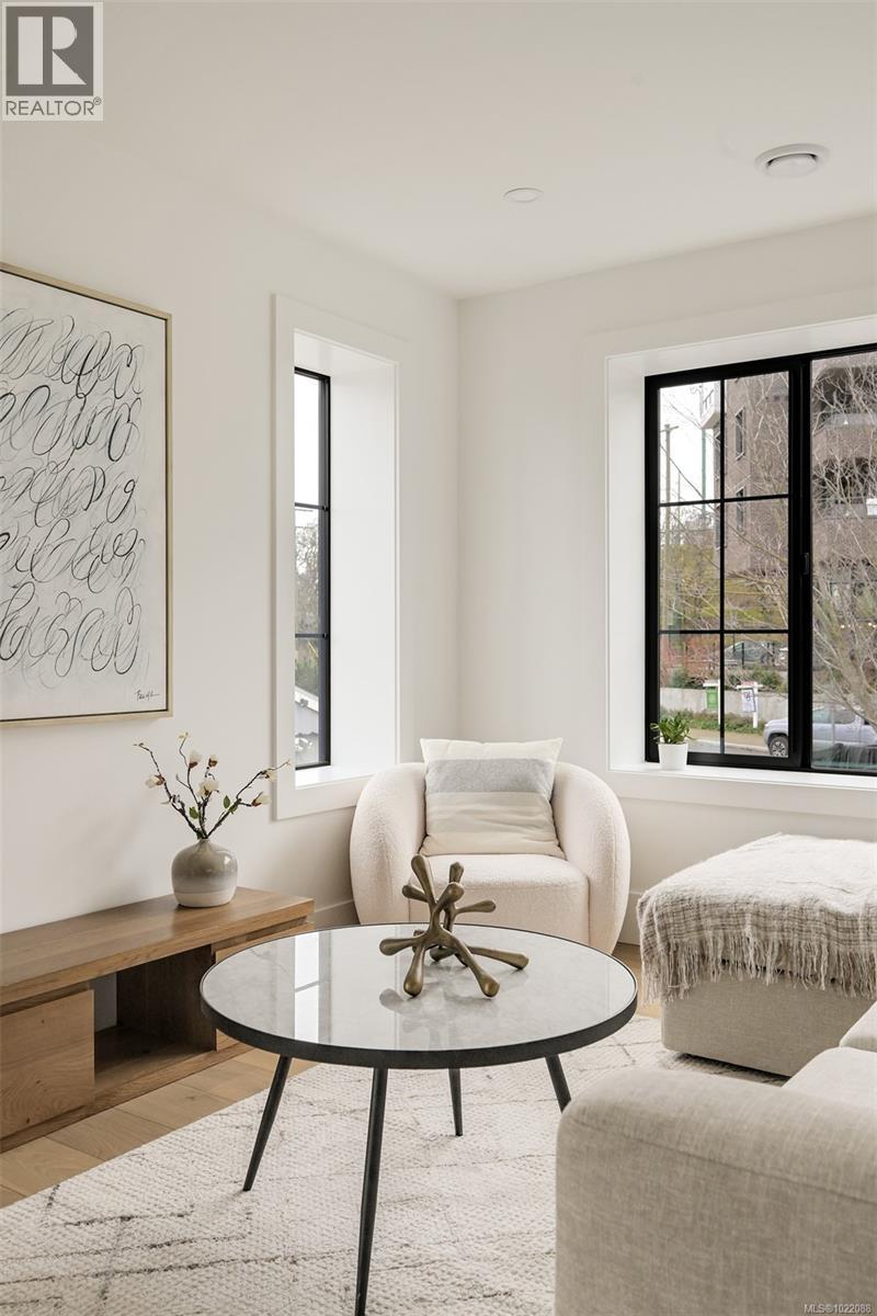 1 2268 Bowker Ave, Oak Bay