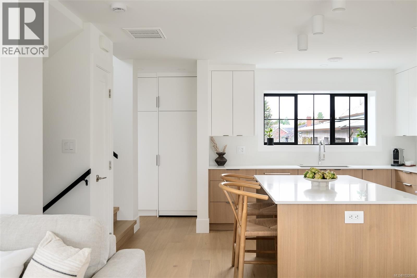 1 2268 Bowker Ave, Oak Bay