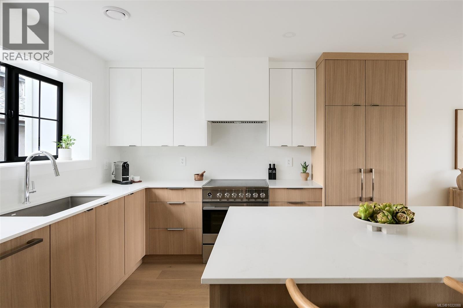 1 2268 Bowker Ave, Oak Bay