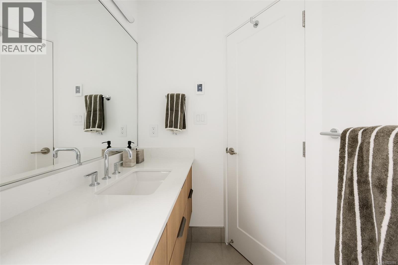 1 2268 Bowker Ave, Oak Bay