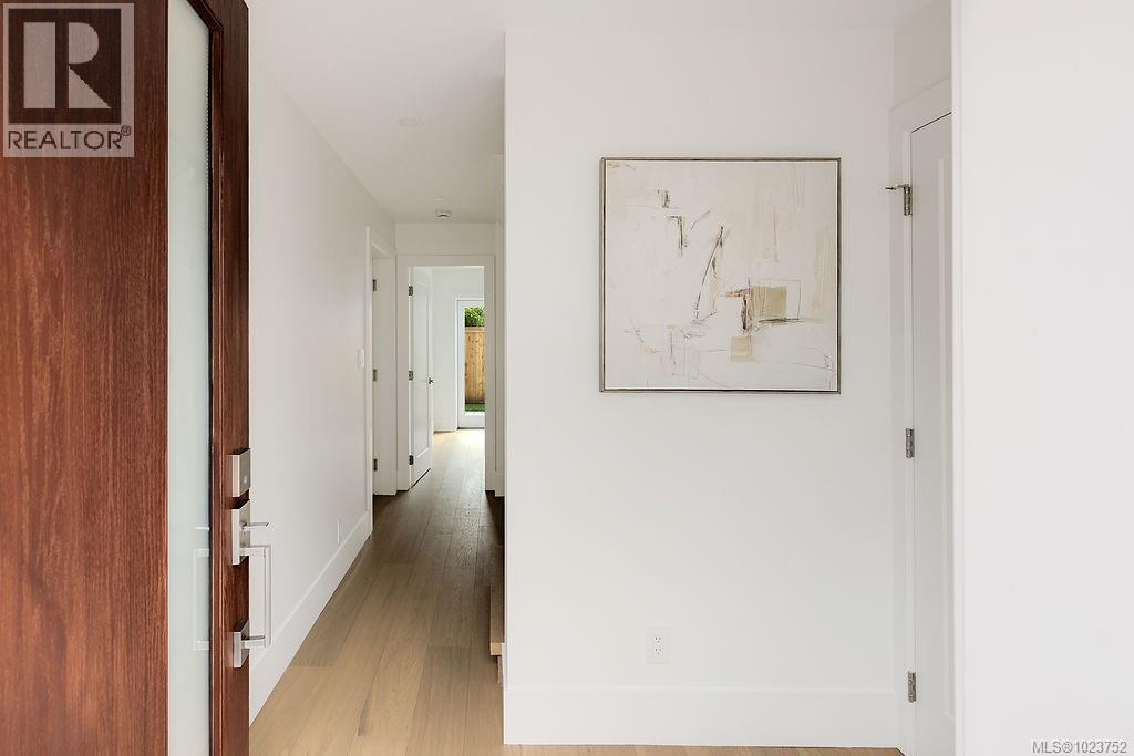 3 2268 Bowker Ave, Oak Bay