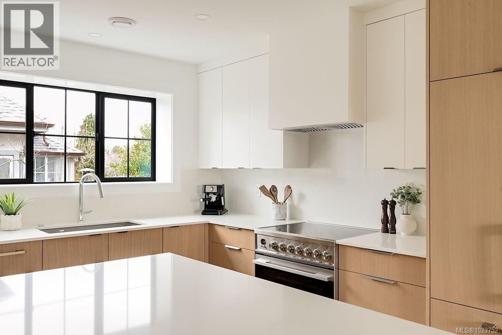 3 2268 Bowker Ave, Oak Bay