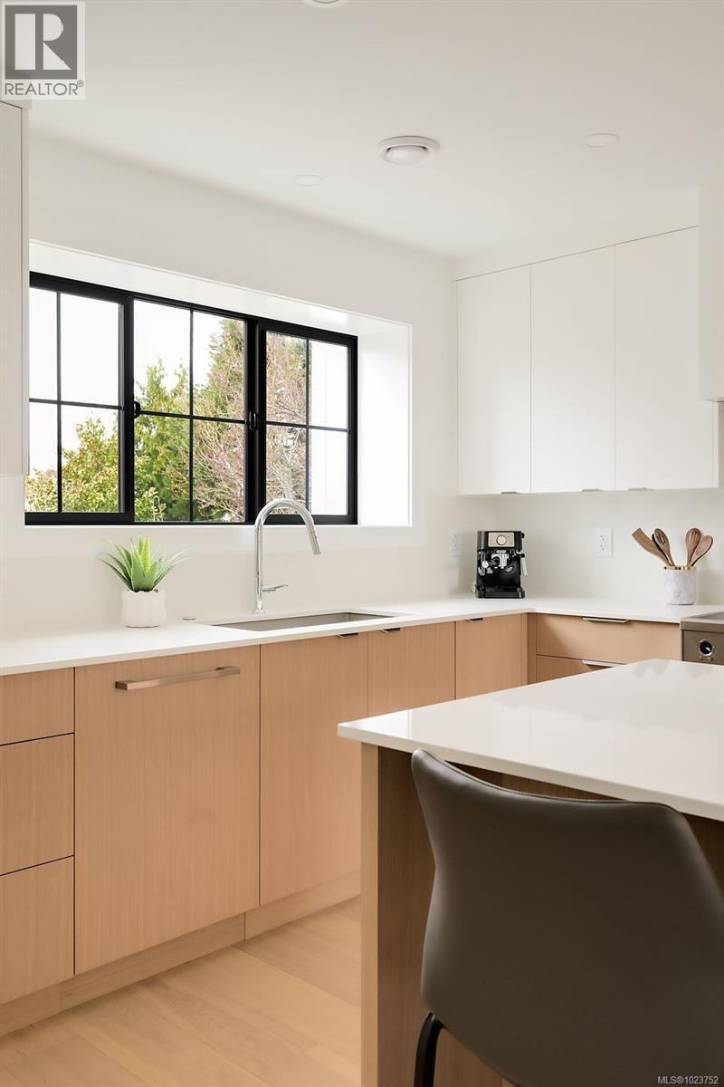 3 2268 Bowker Ave, Oak Bay