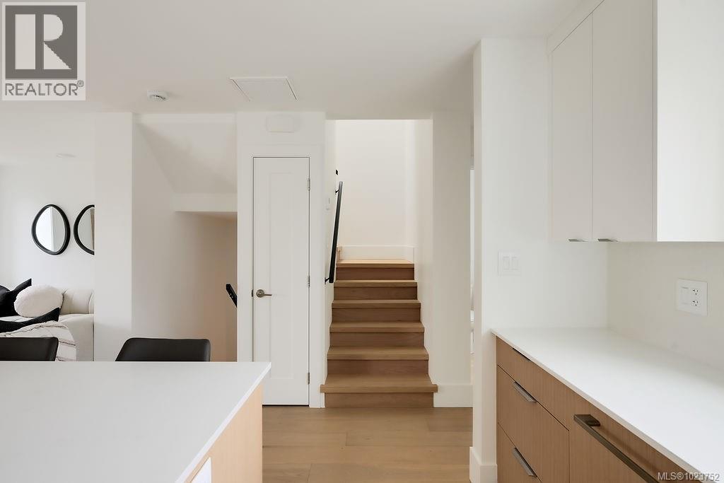 3 2268 Bowker Ave, Oak Bay