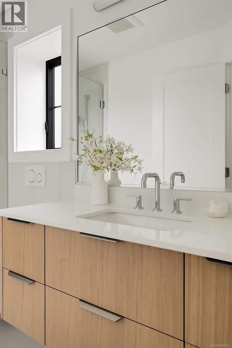 3 2268 Bowker Ave, Oak Bay