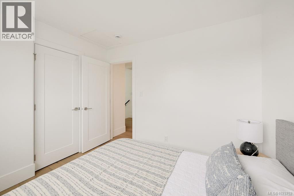 3 2268 Bowker Ave, Oak Bay