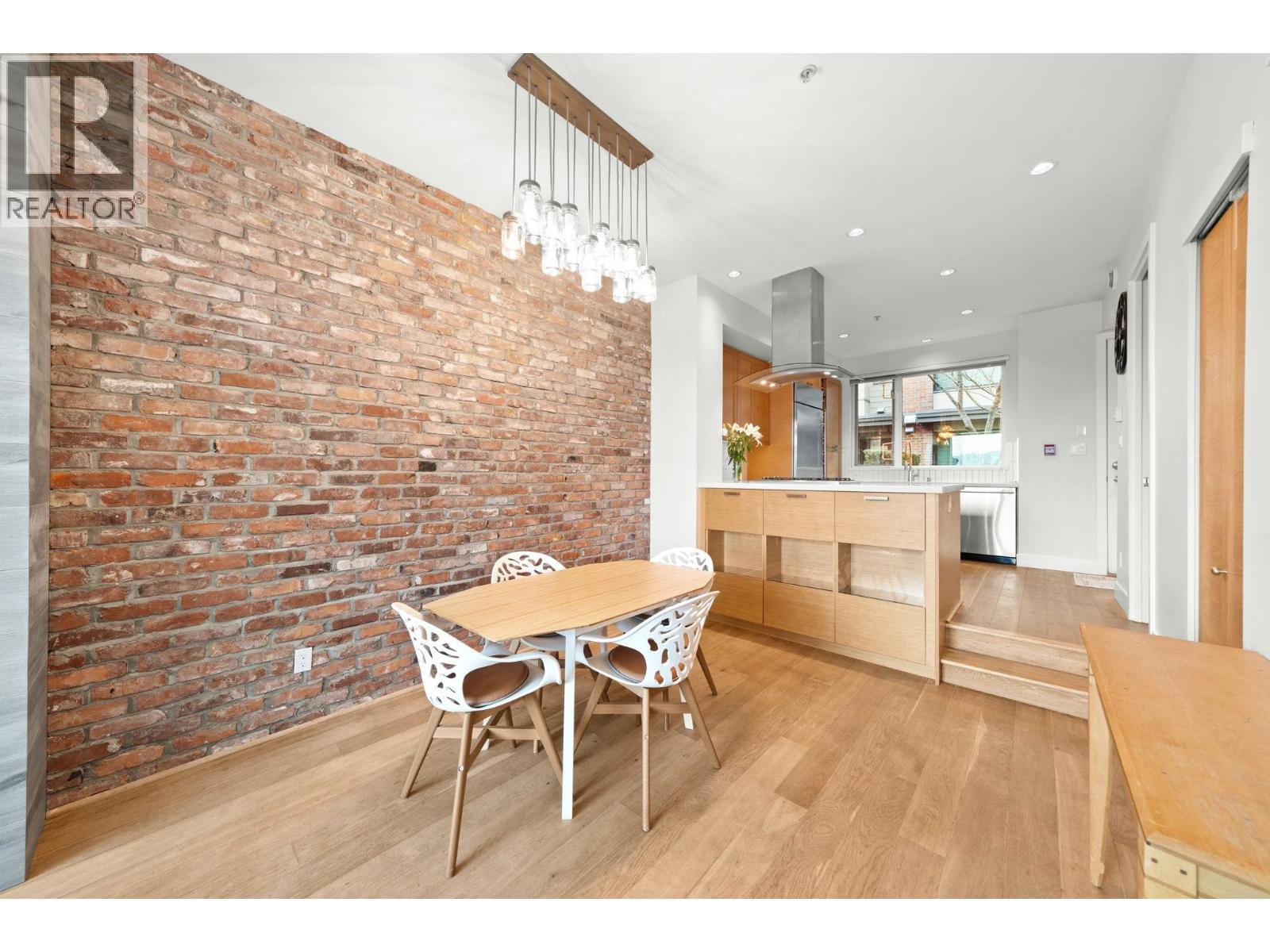 28 230 SALTER STREET, New Westminster