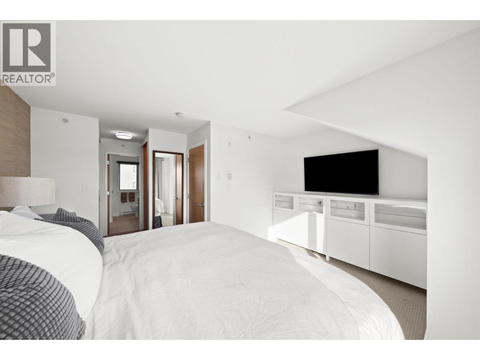 28 230 SALTER STREET, New Westminster