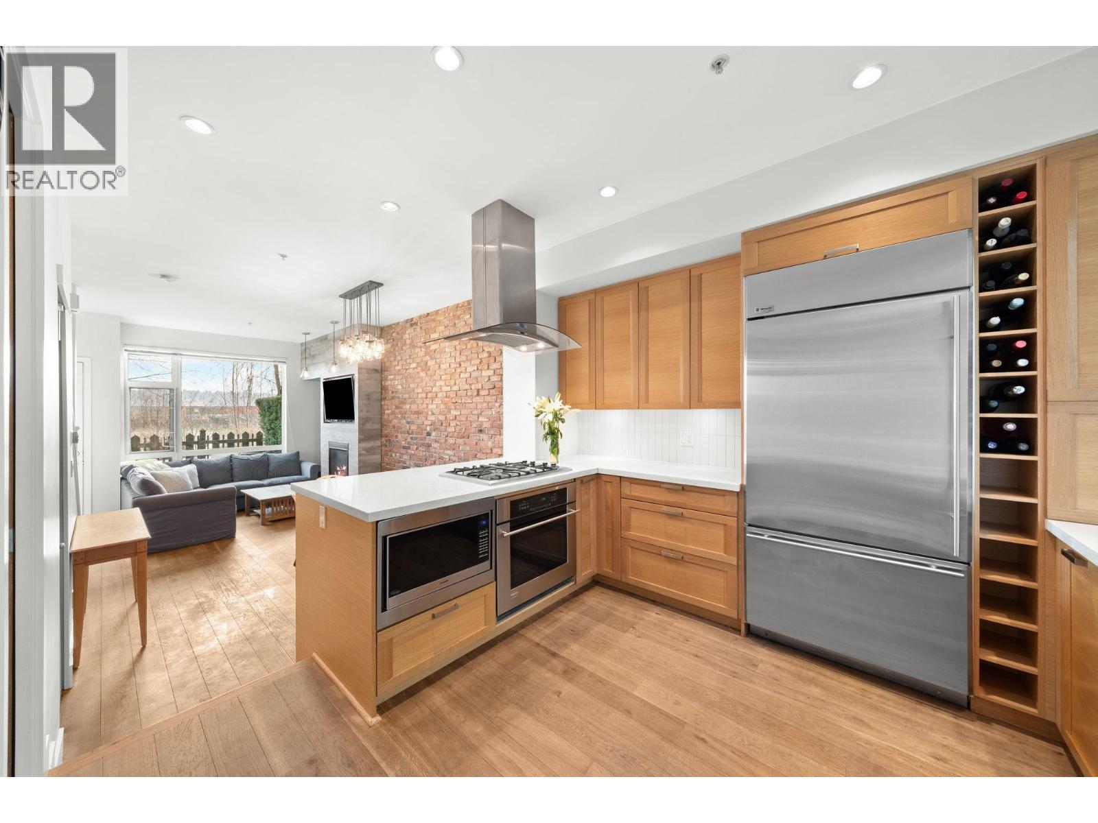 28 230 SALTER STREET, New Westminster