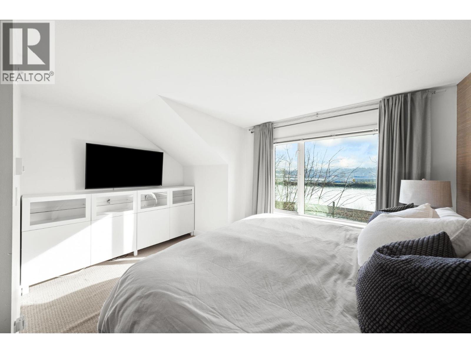 28 230 SALTER STREET, New Westminster