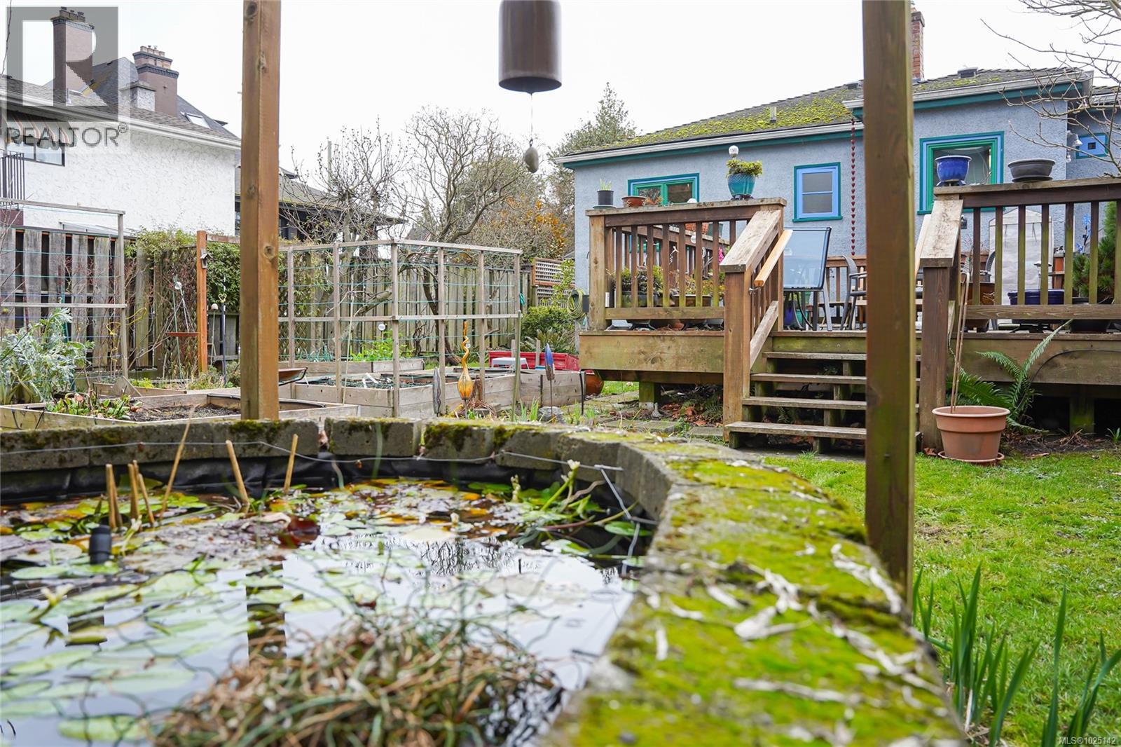  1166 Burdett Avenue, Victoria