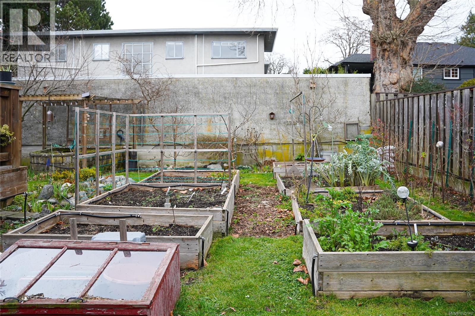  1166 Burdett Avenue, Victoria