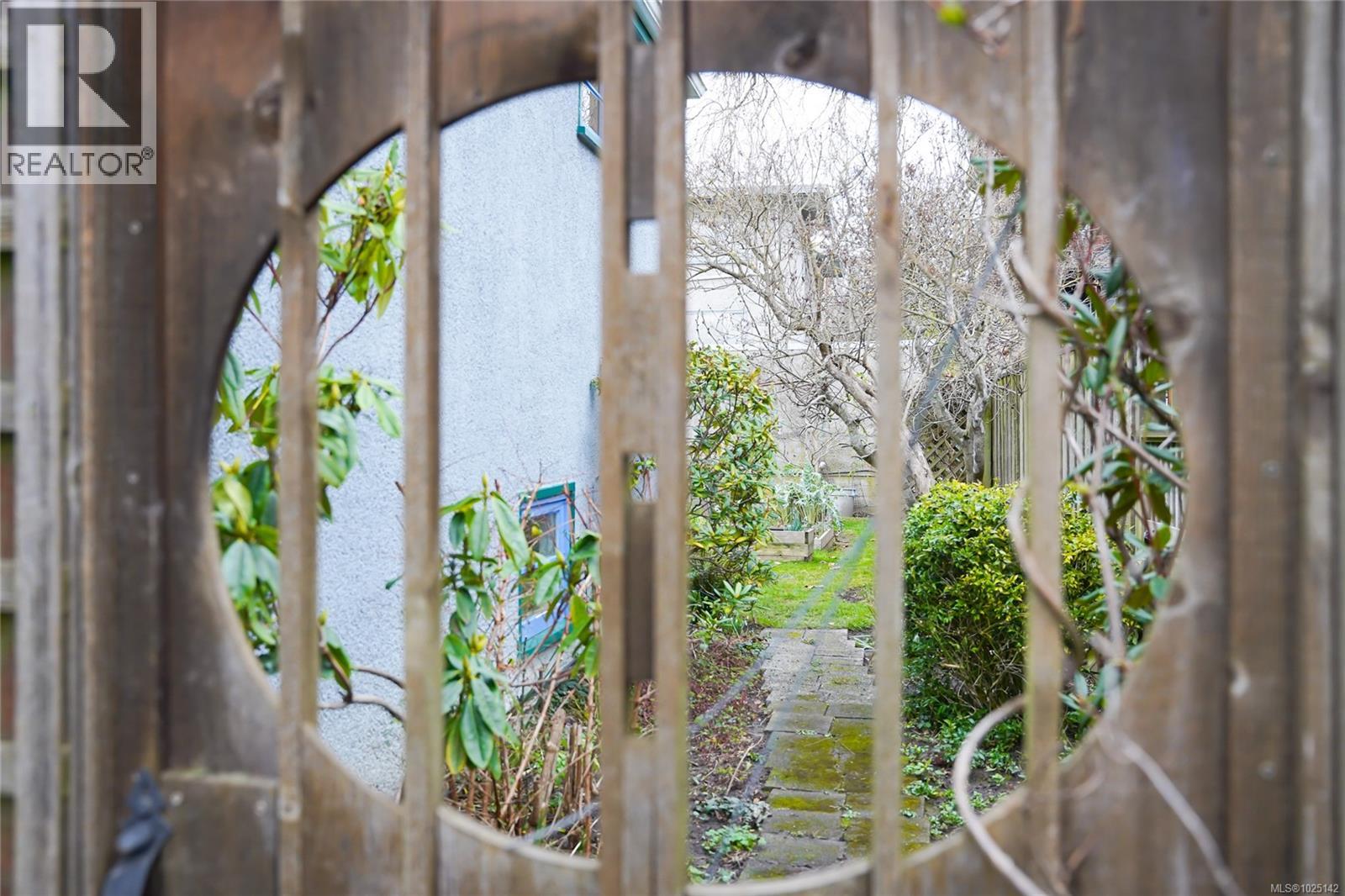  1166 Burdett Avenue, Victoria