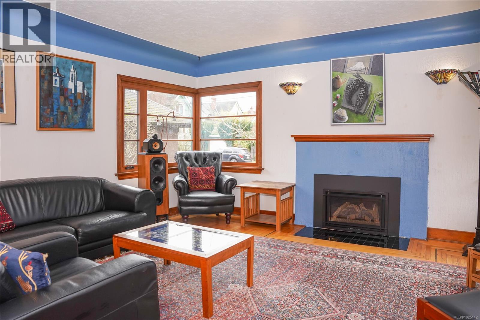  1166 Burdett Avenue, Victoria