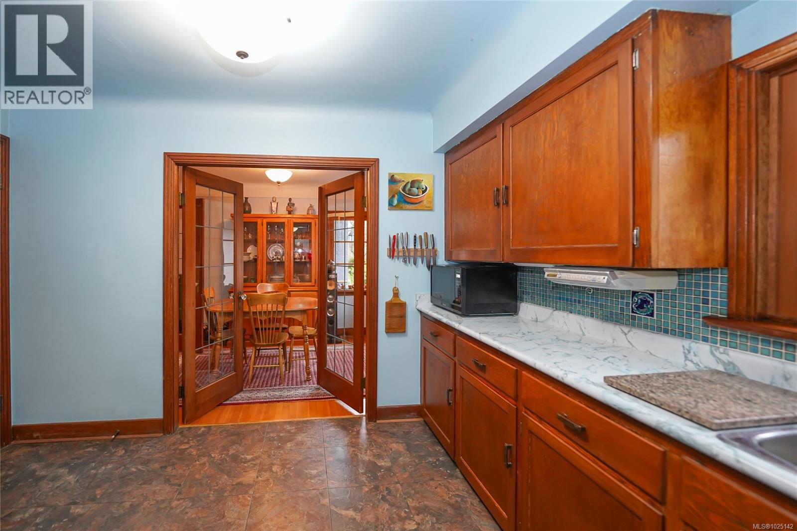  1166 Burdett Avenue, Victoria