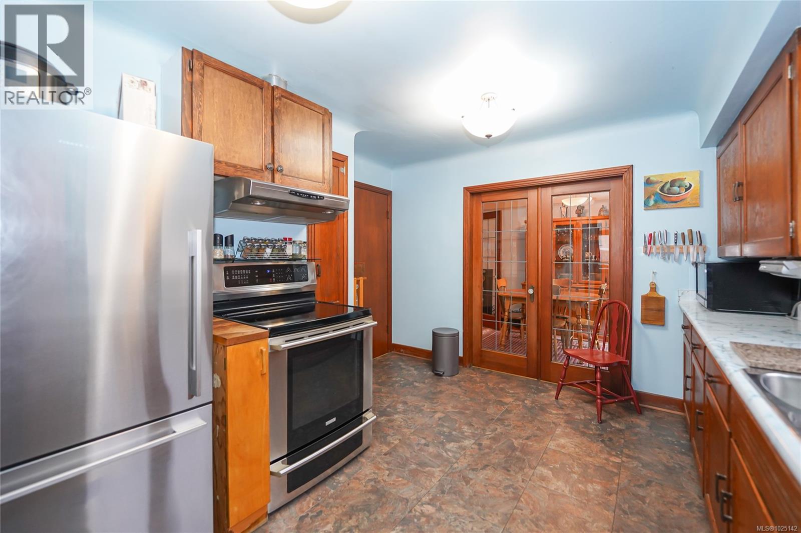  1166 Burdett Avenue, Victoria