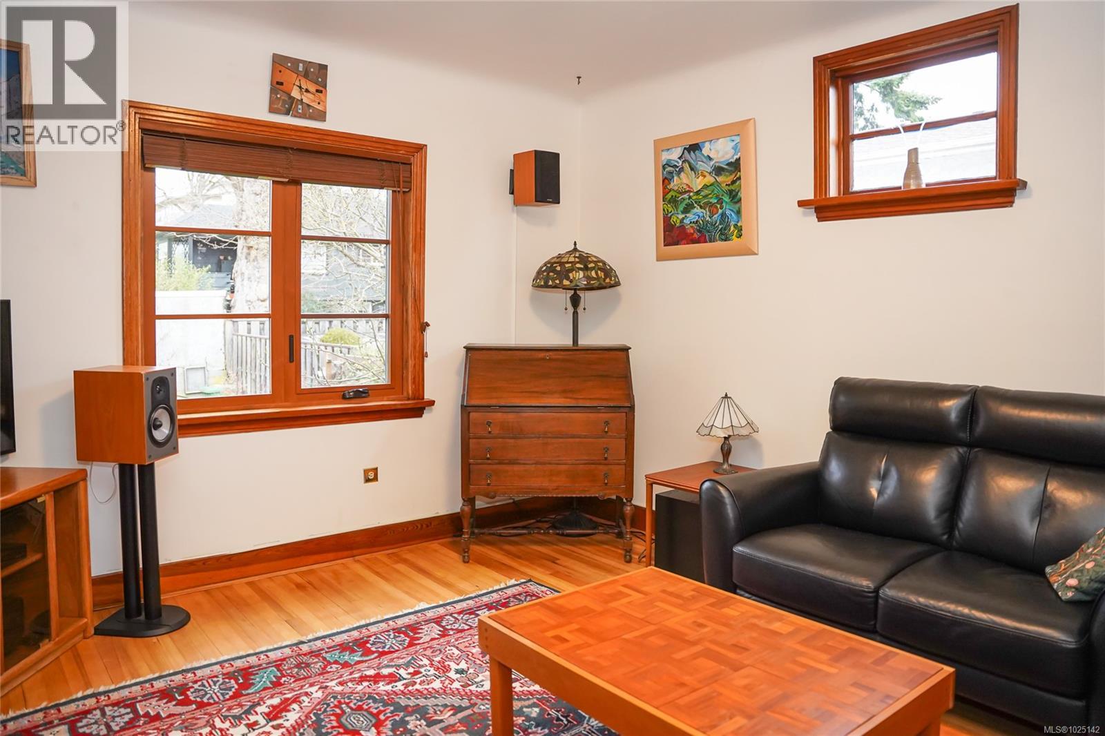  1166 Burdett Avenue, Victoria