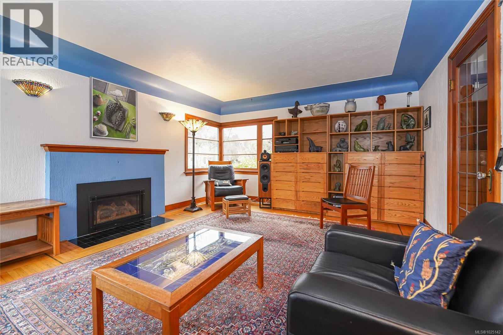  1166 Burdett Avenue, Victoria