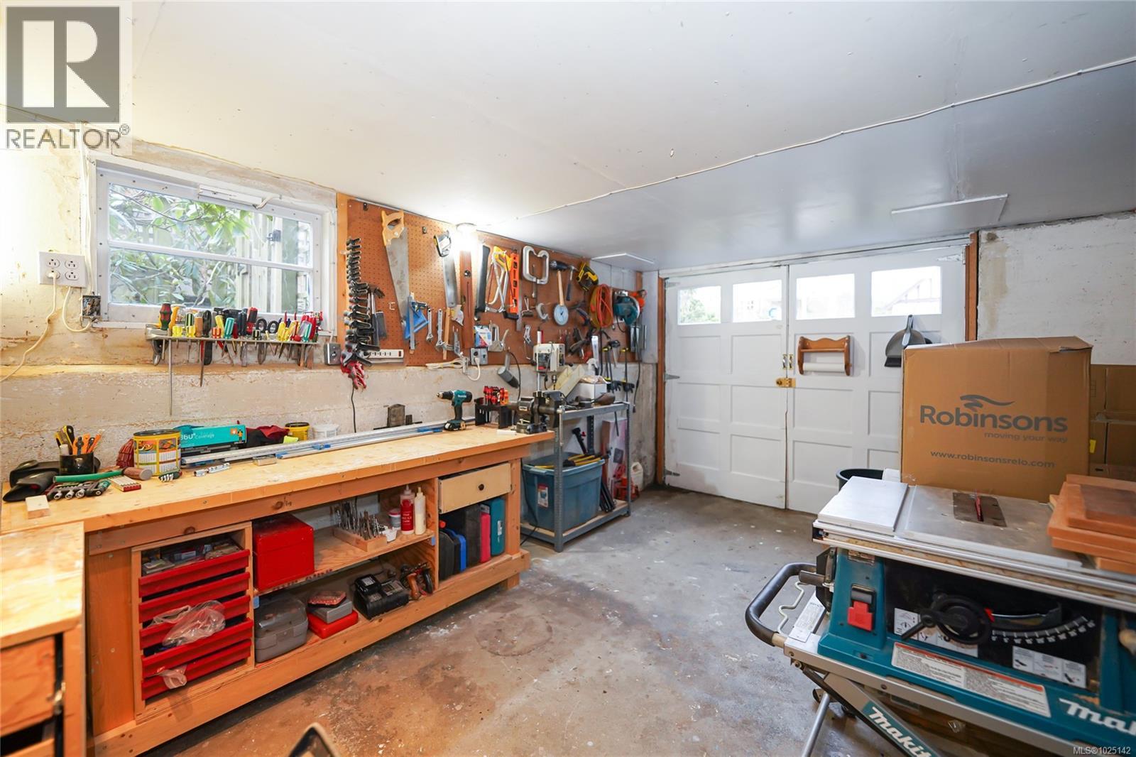  1166 Burdett Avenue, Victoria