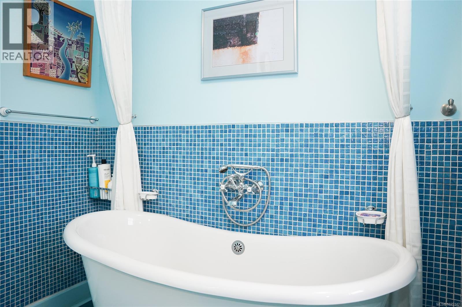  1166 Burdett Avenue, Victoria