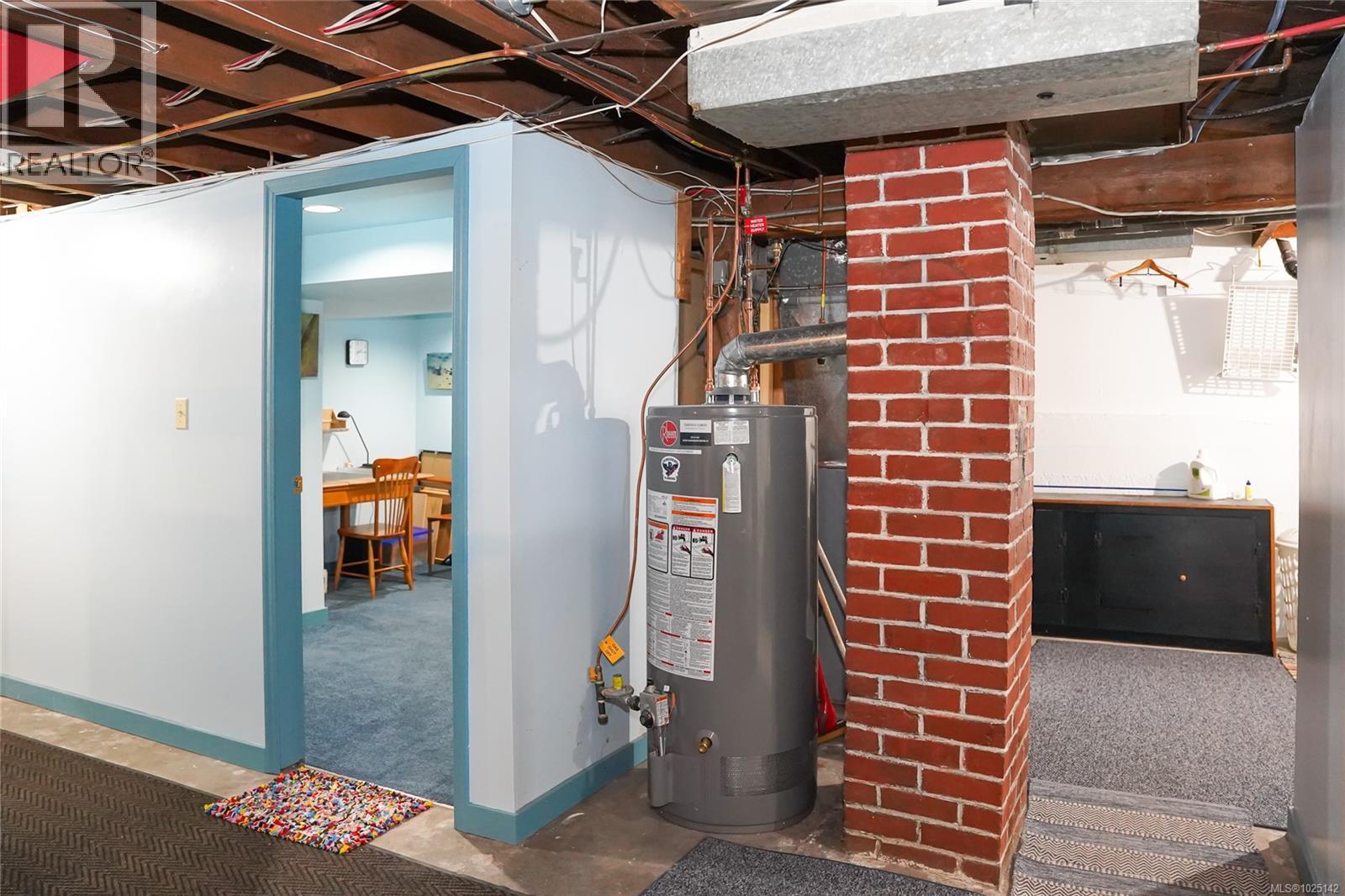  1166 Burdett Avenue, Victoria