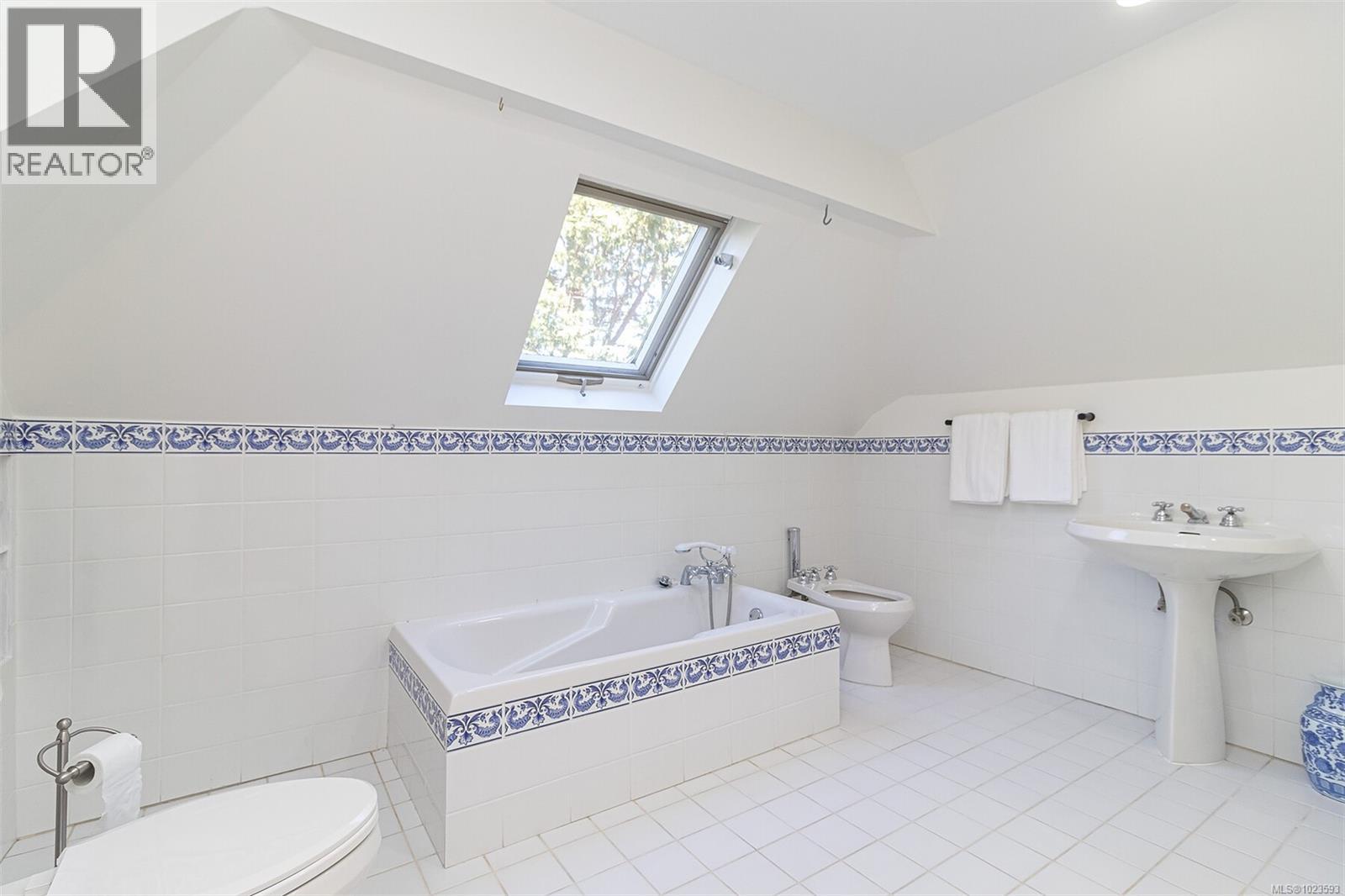  3260 Beach Drive, Oak Bay