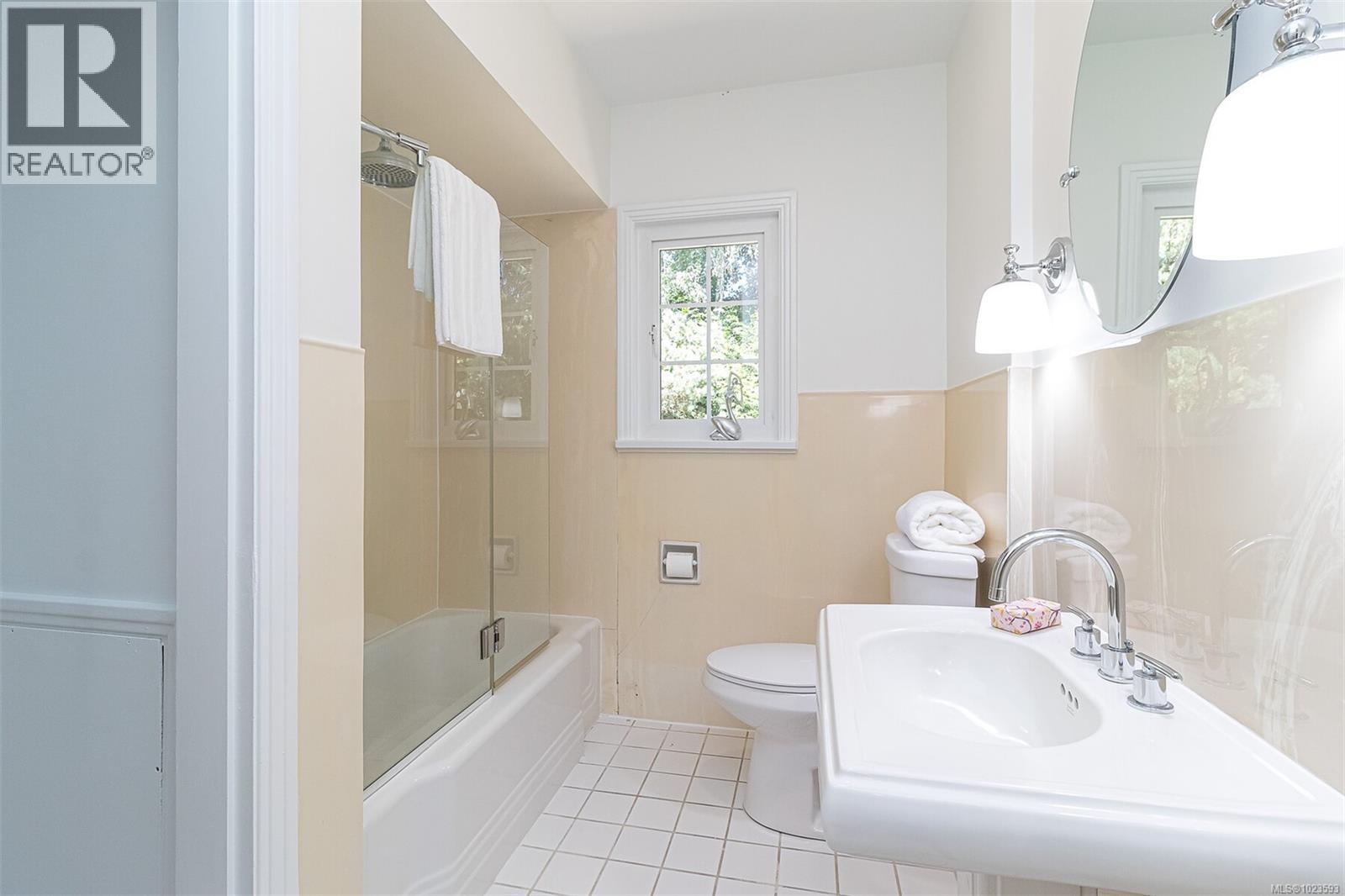  3260 Beach Drive, Oak Bay