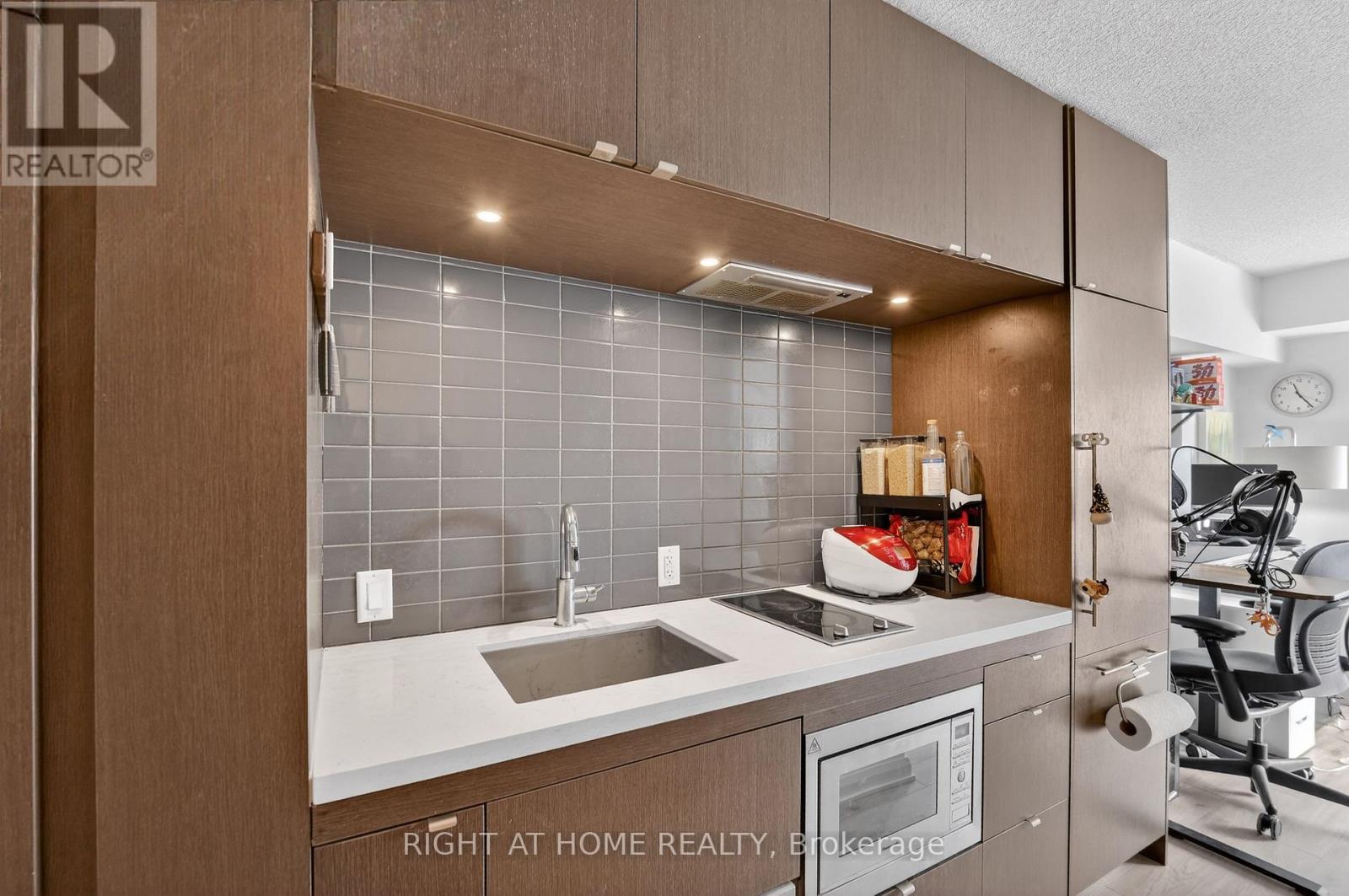 #2512 155 YORKVILLE AVENUE - 13