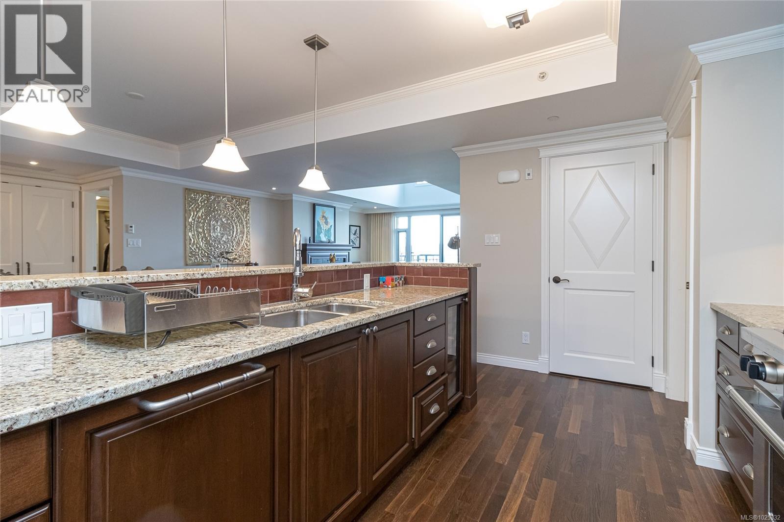 405 1175 Beach Drive, Oak Bay