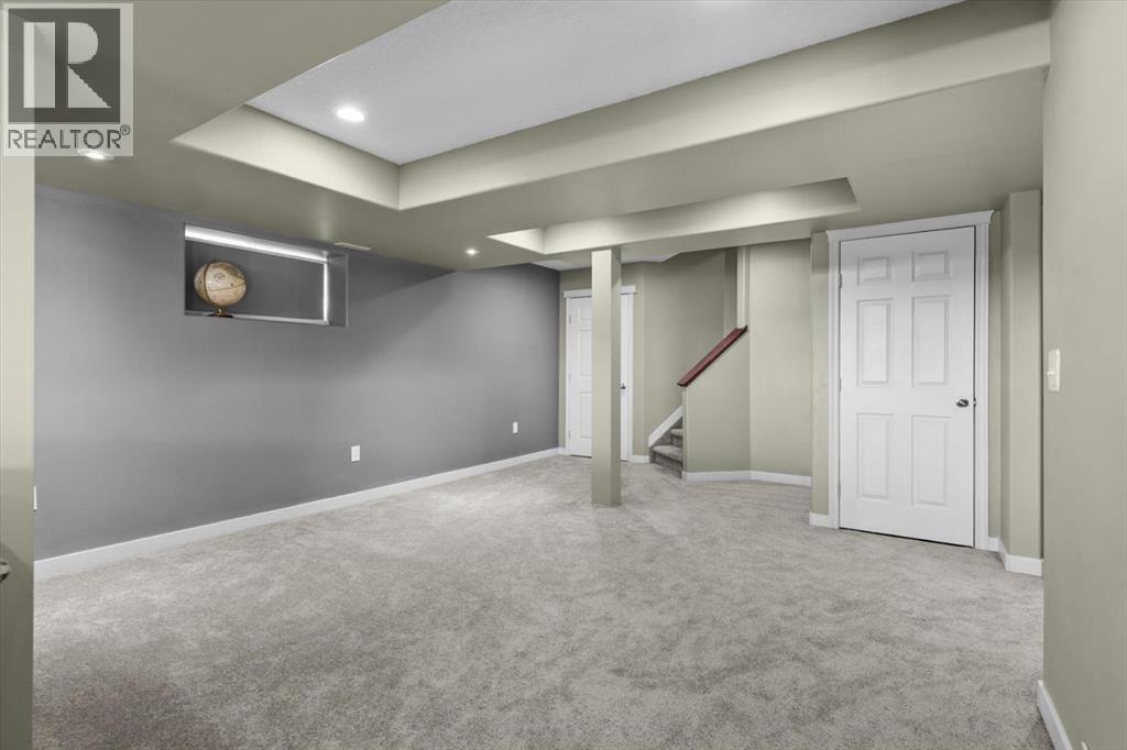 Single Family House for Sale in  Tuscany Ravine Close NW Tuscany Calgary 