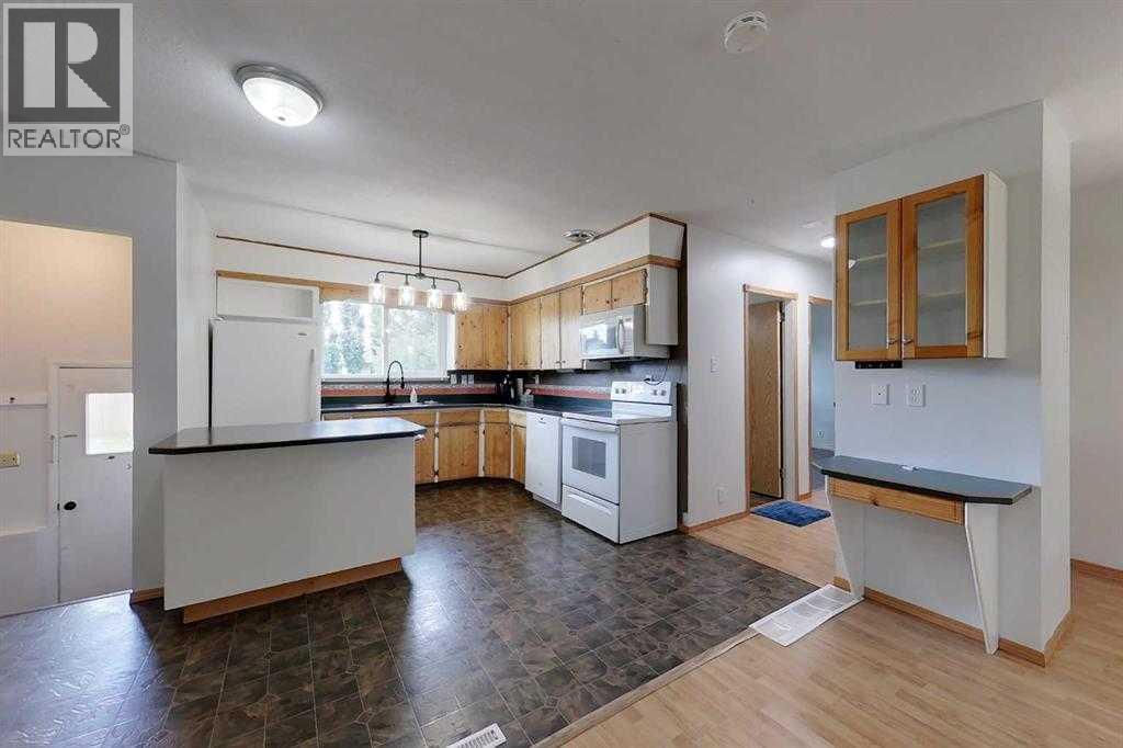 909 5 Avenue SE - Photo 4 of 22, Slave Lake, Alberta