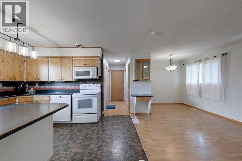 909 5 Avenue SE - Photo 5 of 22, Slave Lake, Alberta