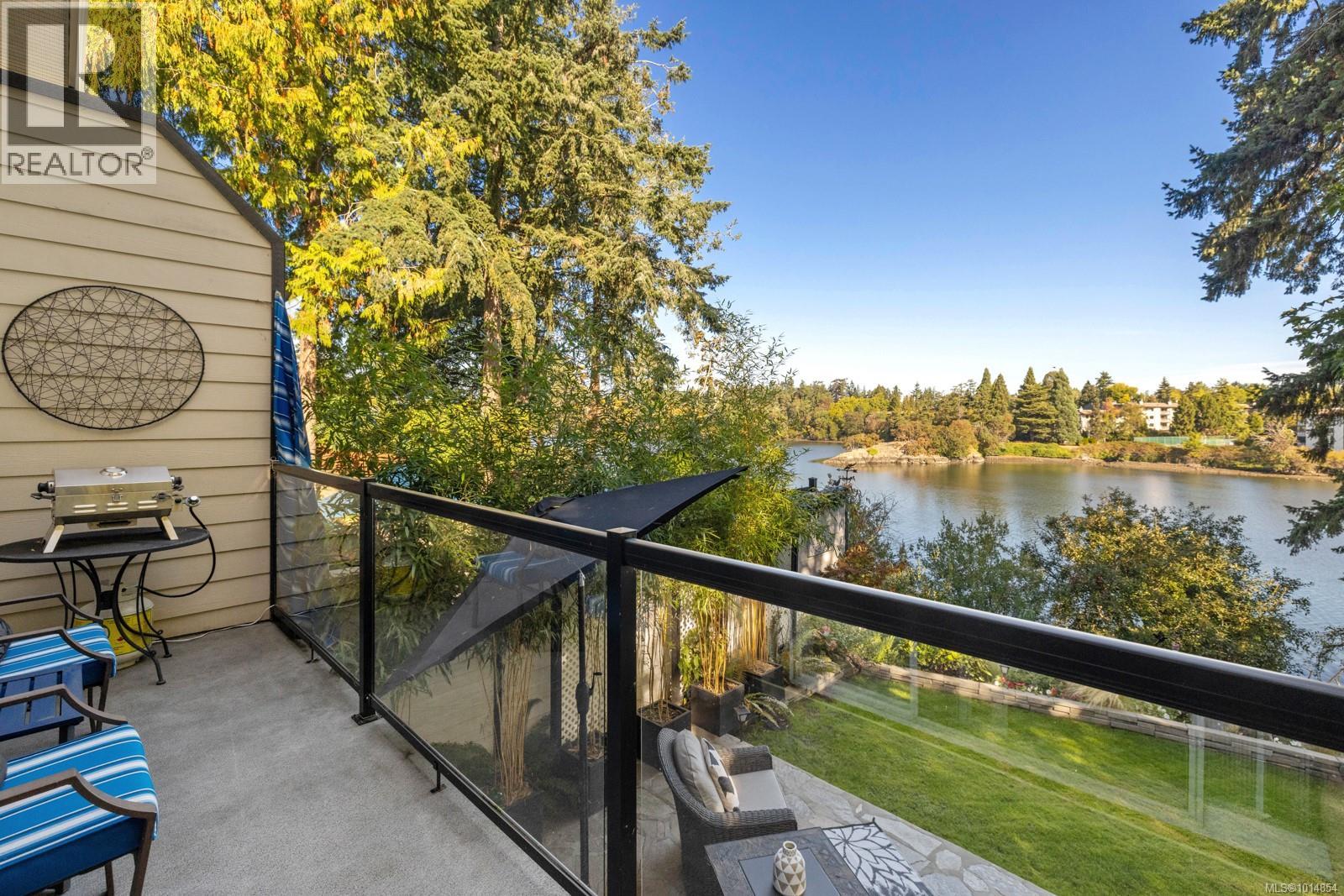 3 1004 DeCosta Place, Esquimalt