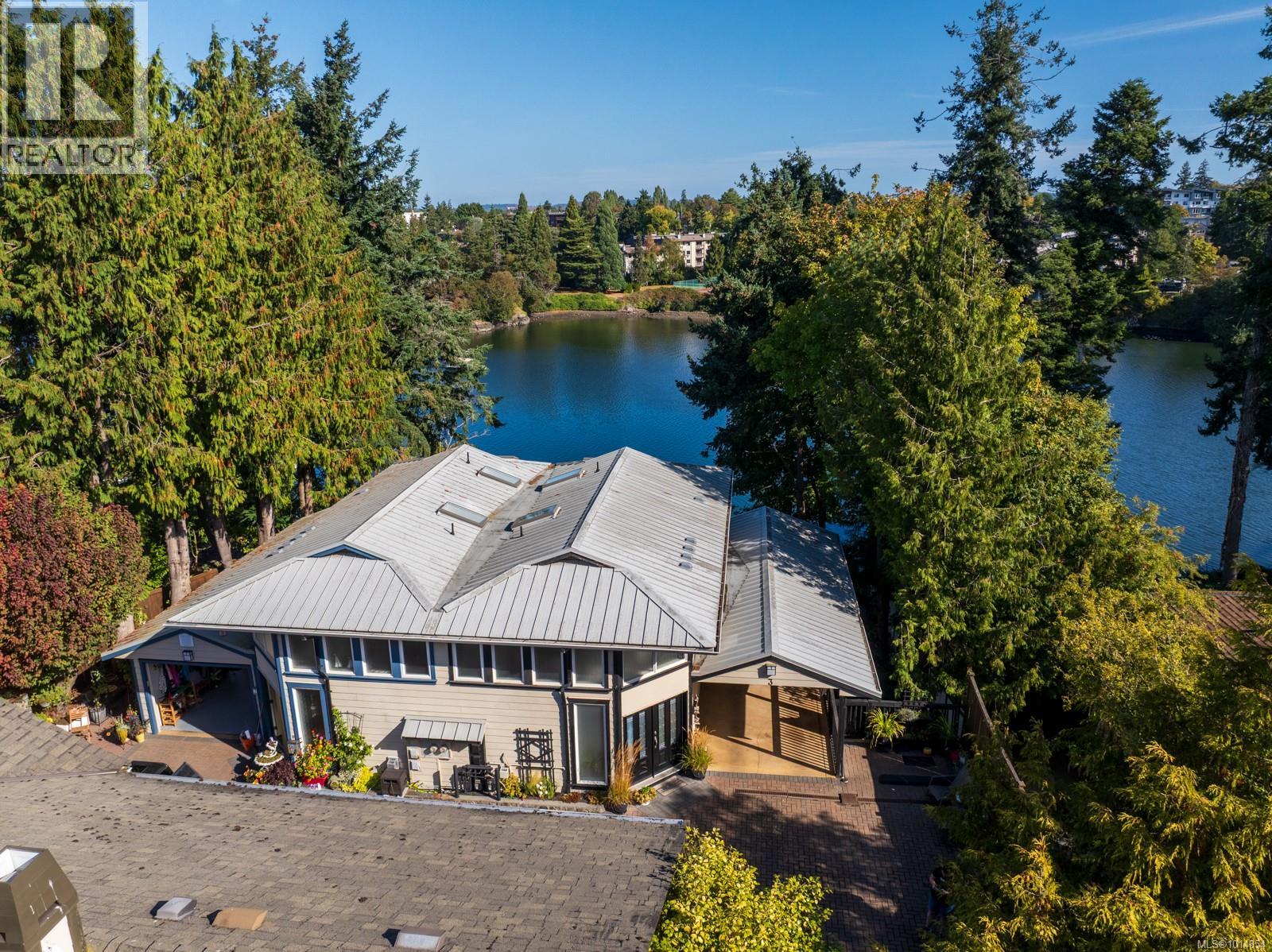 3 1004 DeCosta Place, Esquimalt