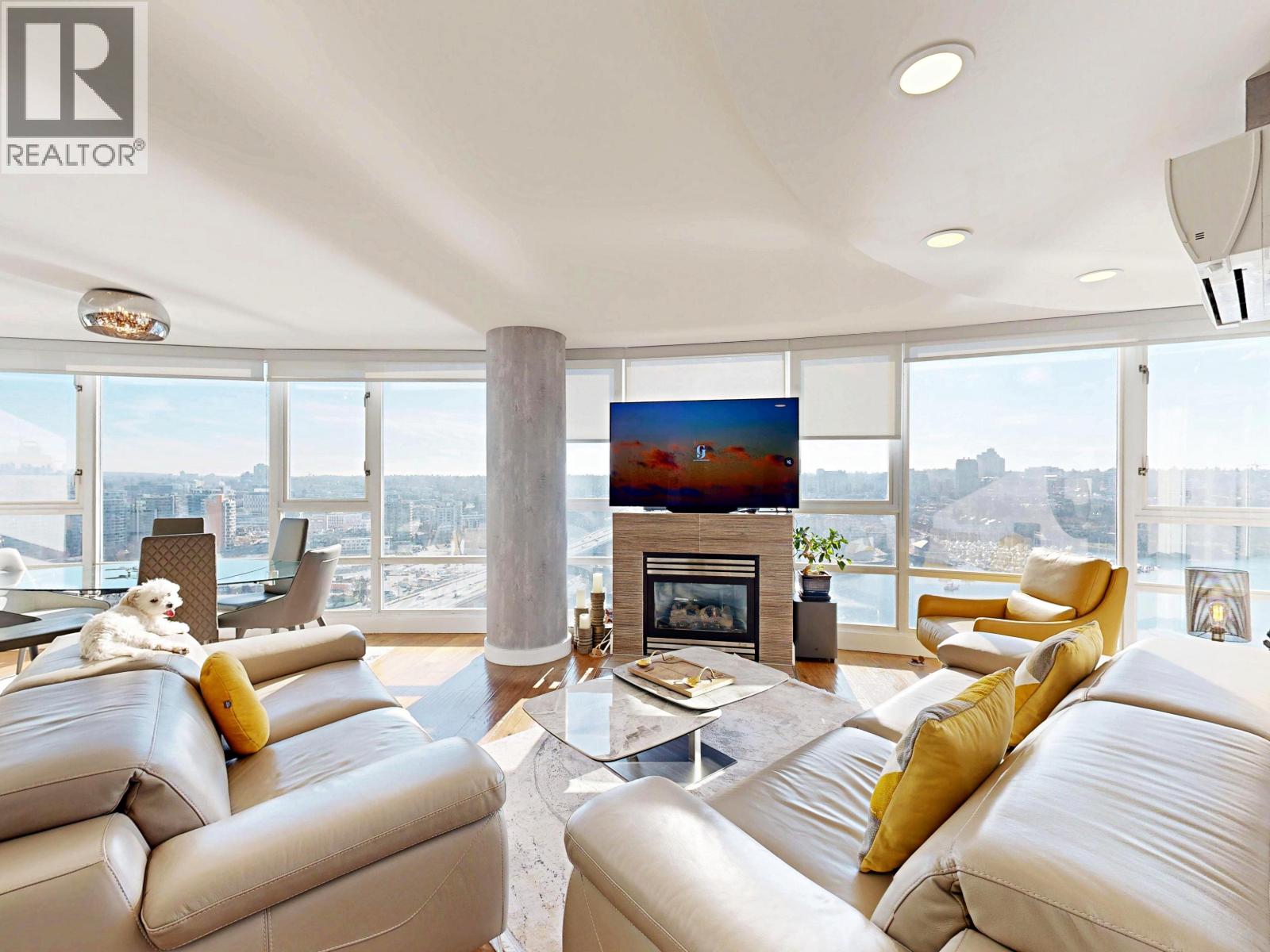 2706 1033 MARINASIDE Crescent - photo 2