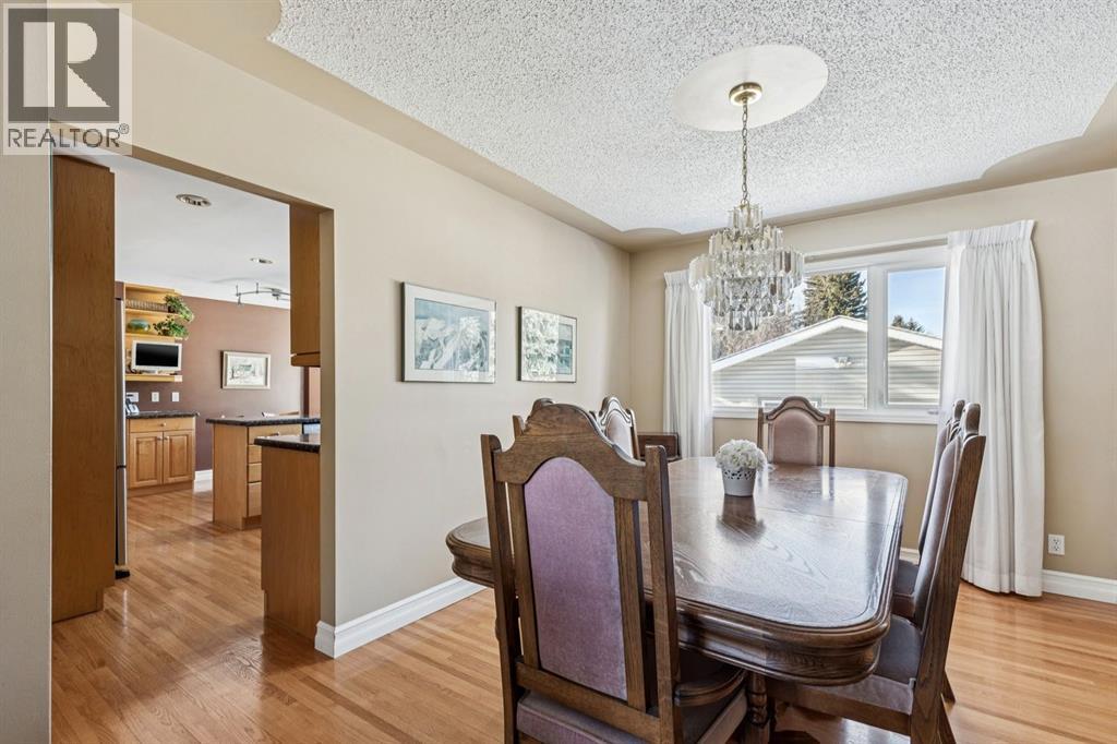 Single Family House for Sale in  Upton Place NW University Heights Calgary 