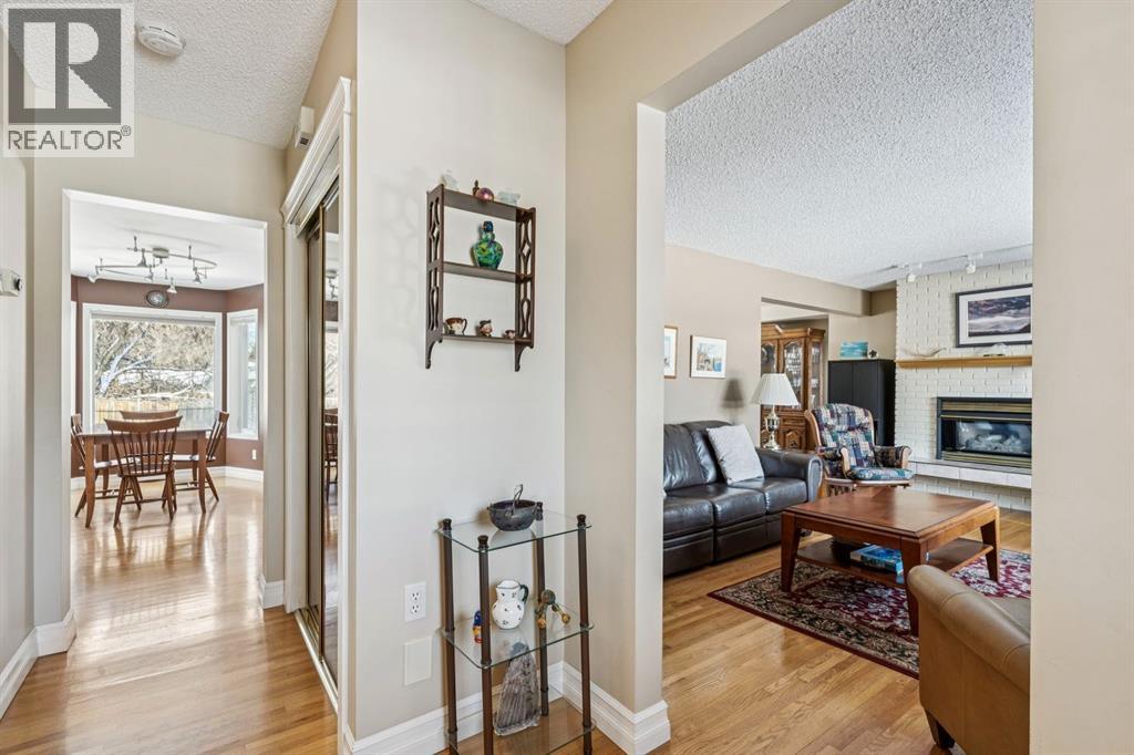 Single Family House for Sale in  Upton Place NW University Heights Calgary 