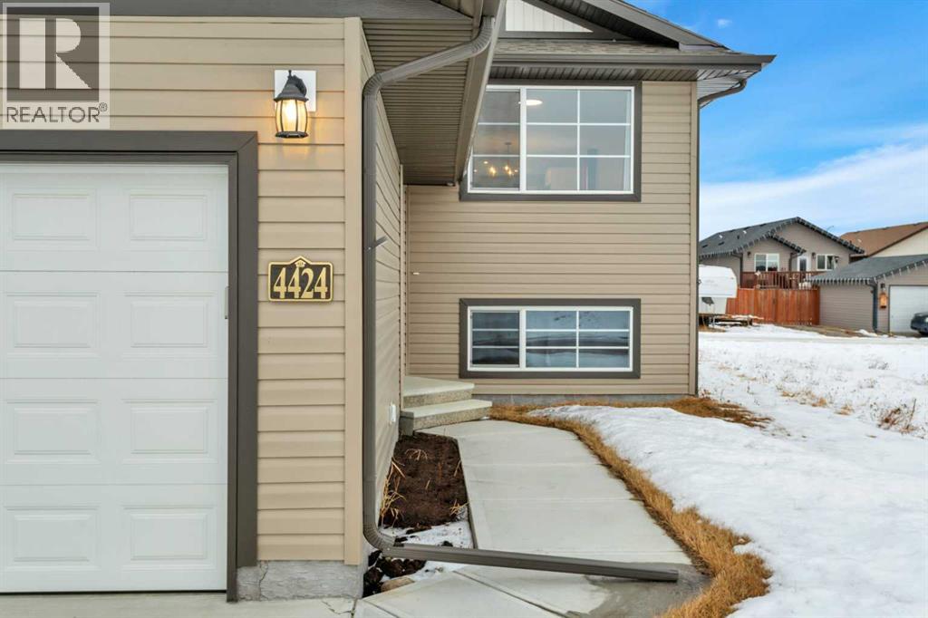 4424 53 Street - Photo 4 of 40, Rocky Mountain House, Alberta