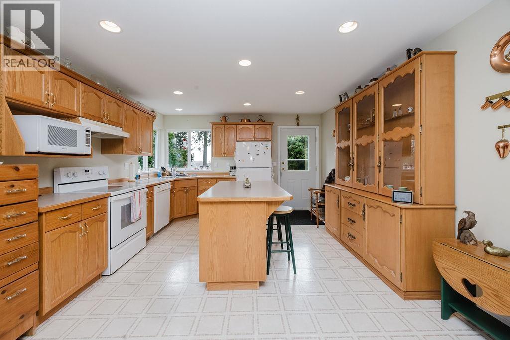 5809 ANCHOR ROAD, Sechelt