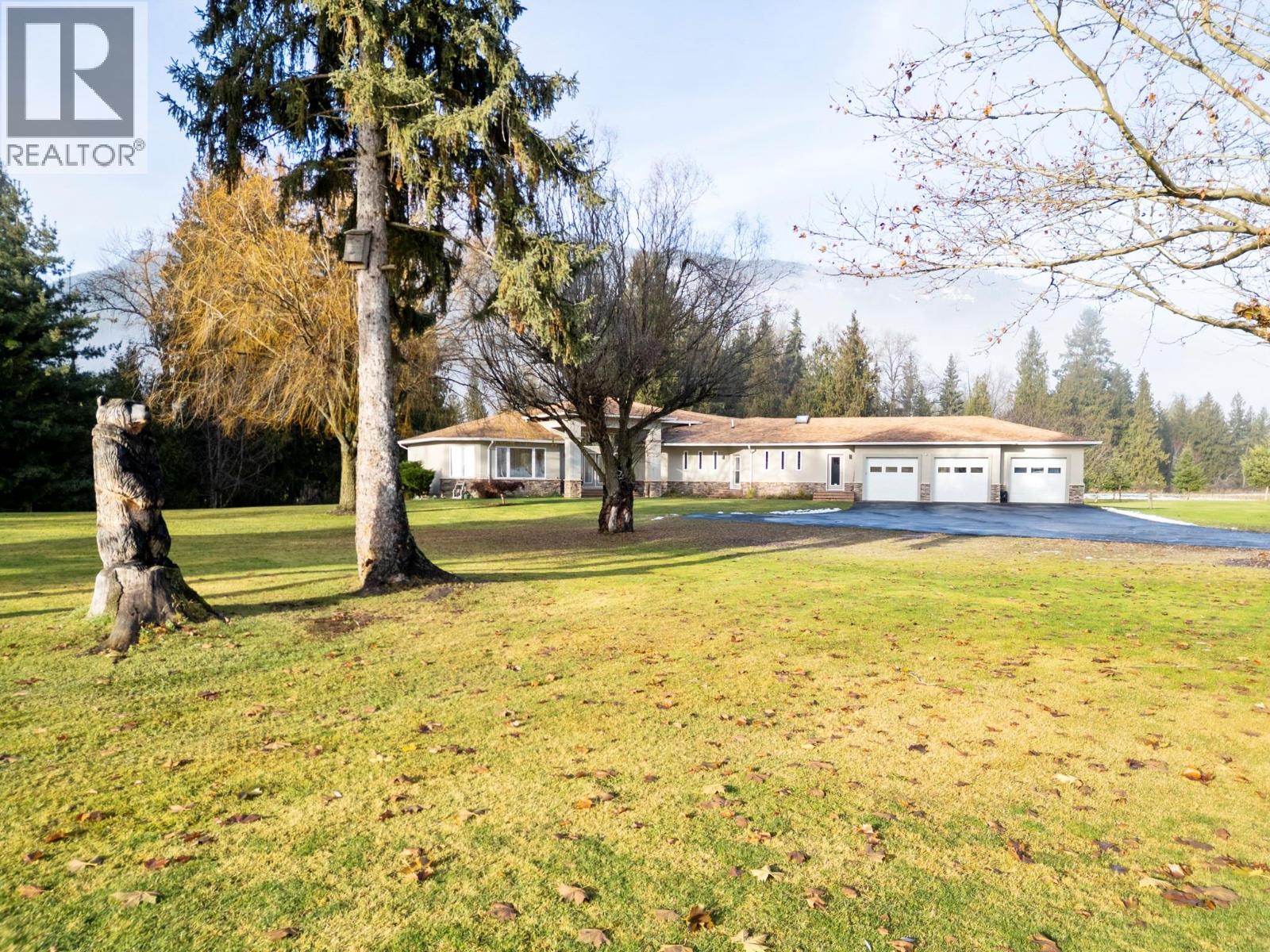 1200 Trans Canada Highway, Sicamous